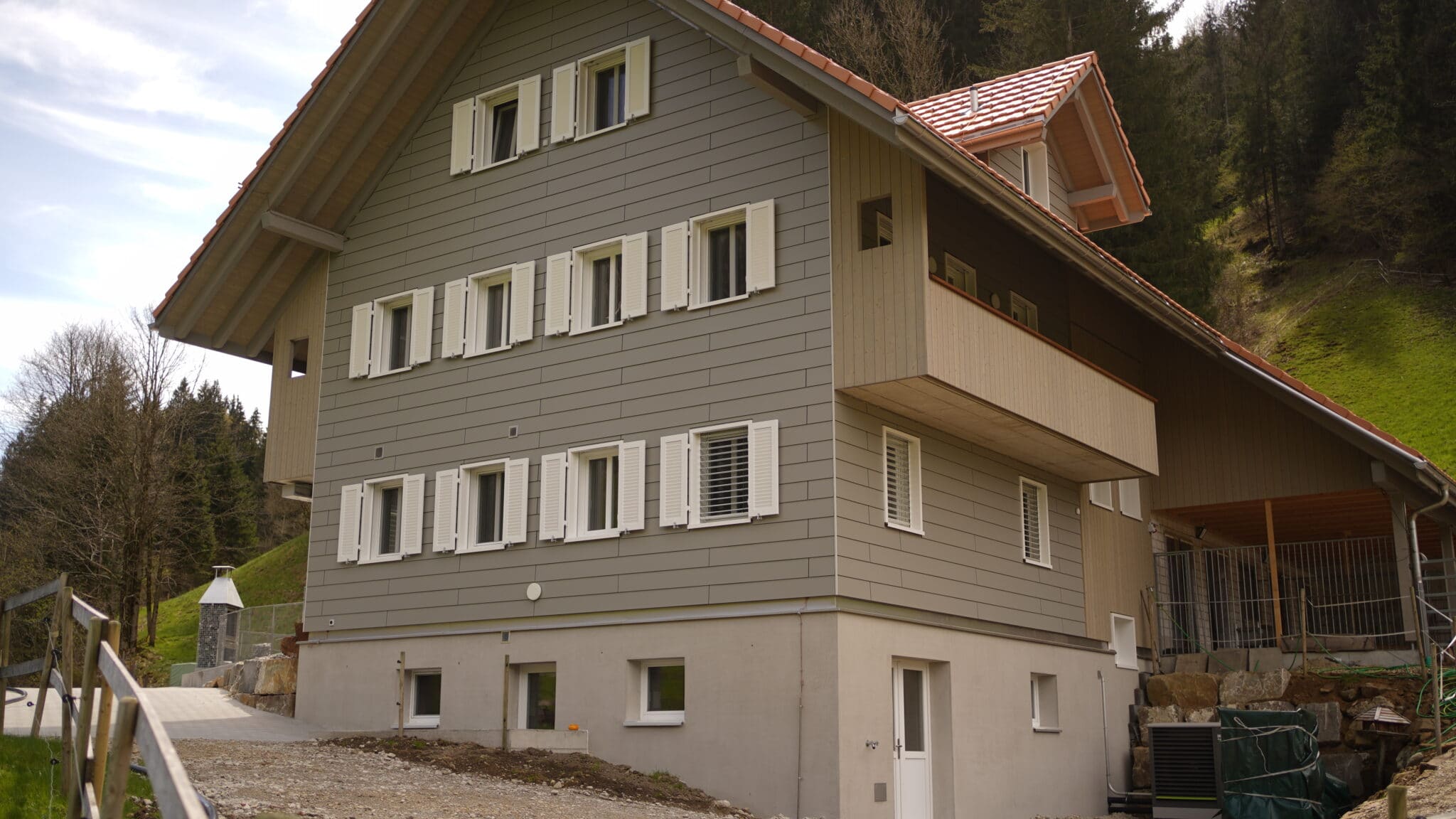 MB Referenzen Zweifamilienhaus in Fluehli Fassade